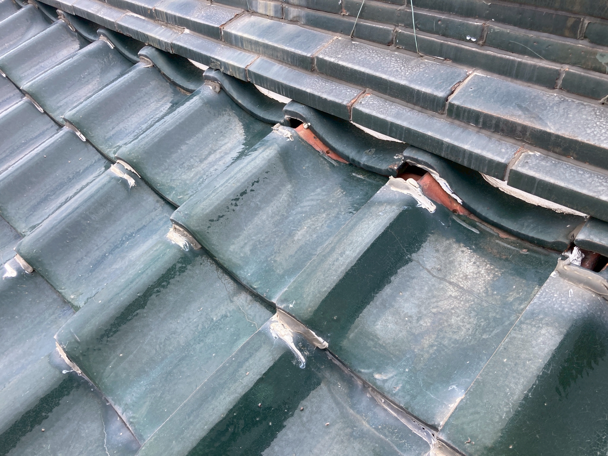 棟から瓦が抜けている